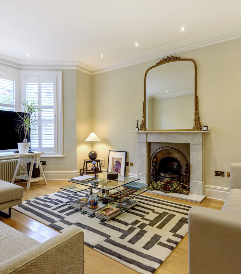 Lounge to Stunning 5 bedroom house in Mountfield Road