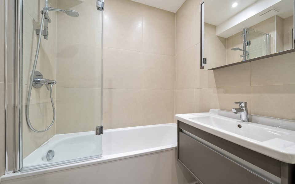 Ensuite to a modern 2 bedroom garden flat in Ifiled Road