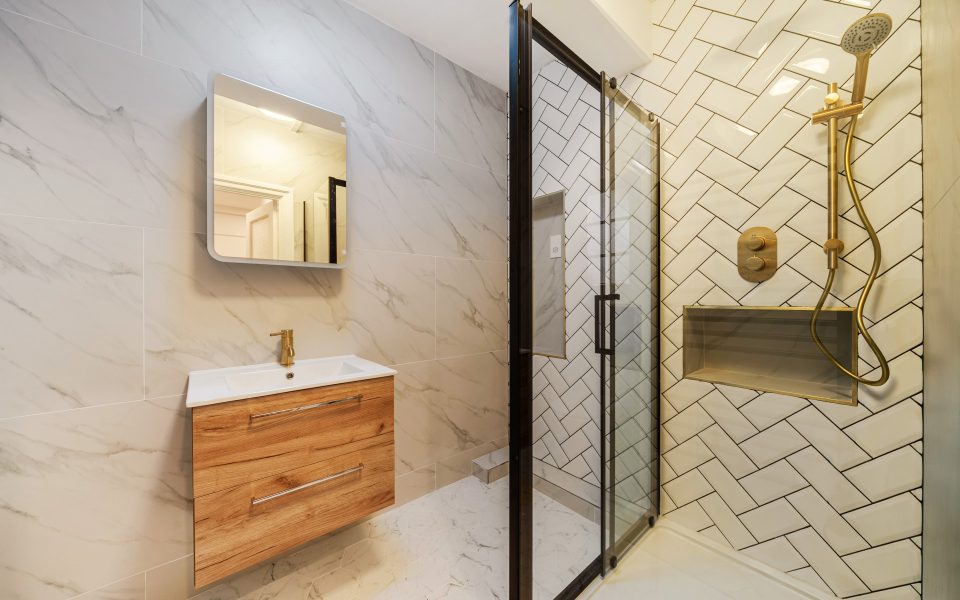 Bathroom to a Luxury Refurbished Two-Bedroom Mansion Block Apartment