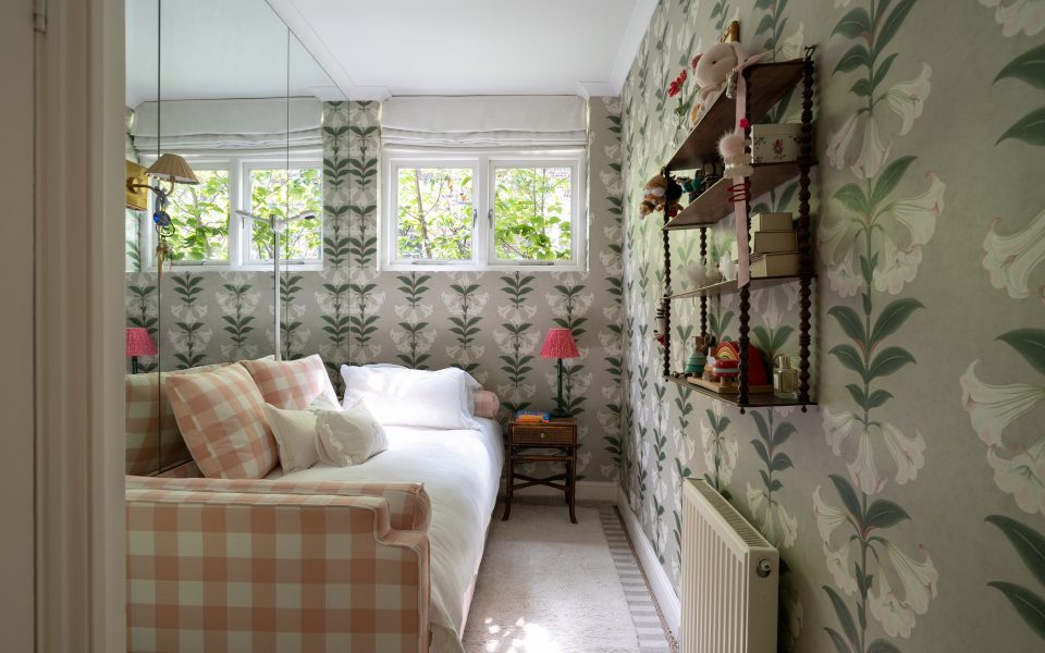 Sitting Area of 2 bedroom mews for same in Belgravia
