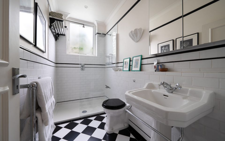 Bathroom 2 to a 2 bedroom mews for sale in Burton Mews
