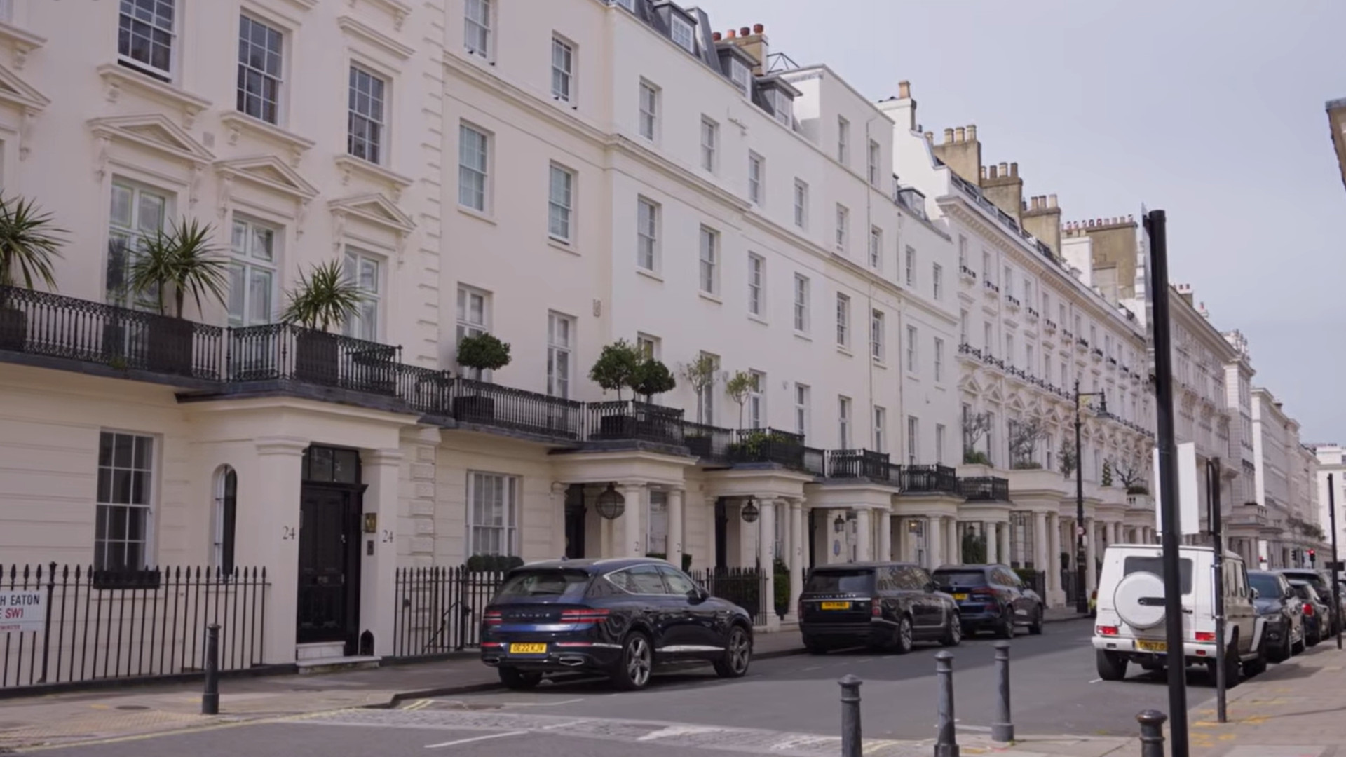 Mews houses in London - Belgravia property - Burton Mews Property Tour