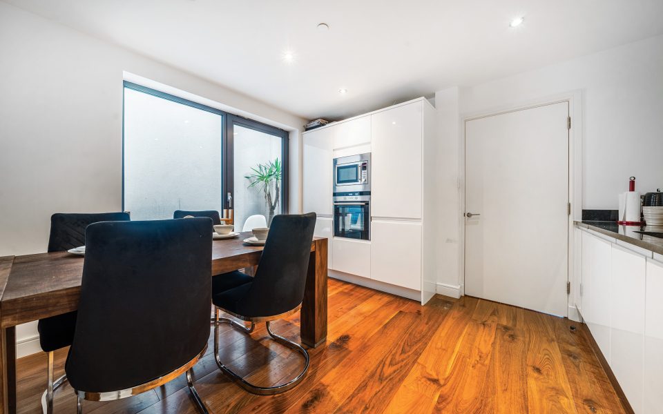 Kitchen to a 1 bedroom flat for rent in Providence Place