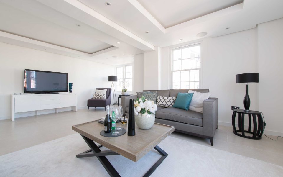 Lounge 3 to a 4 bedroom flat for sale in Hyde Park