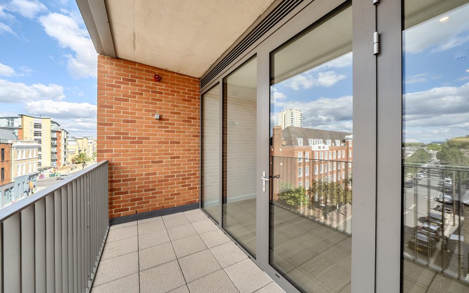 Balcony of a 1 bedroom flat for rent in Hurlingham Waterfront